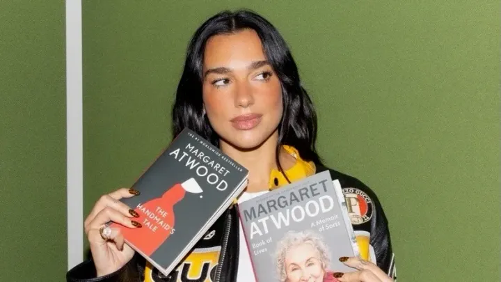Los libros que recomienda Dua Lipa: una ventana a las historias que están marcando una generación